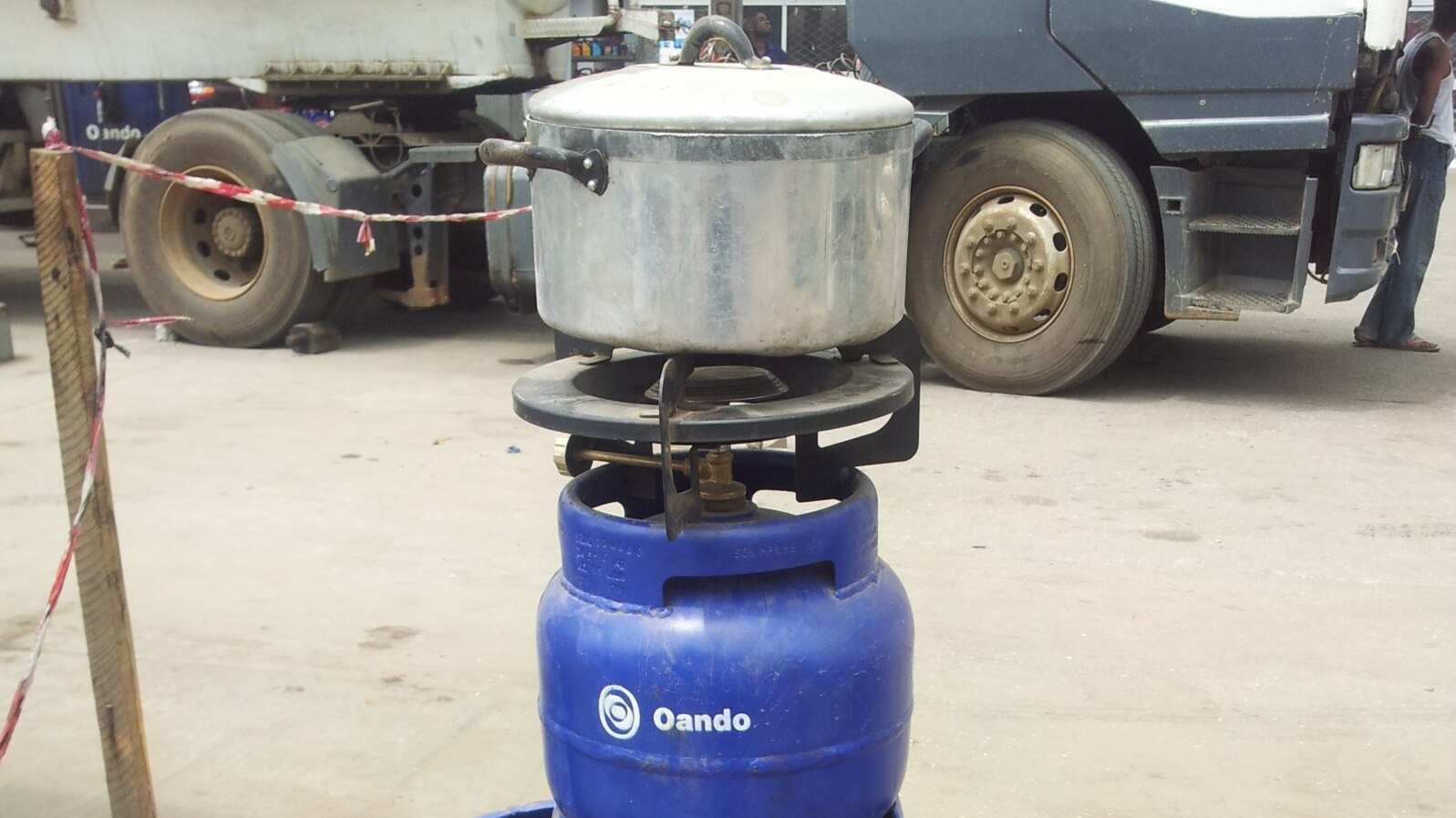 Africa and Oando plan to distribute 20 million of these three-kilogram gas cylinders to Nigerian homes within the next five years, Lagos, Nigeria. (Nicholas Ibekwe/VOA)