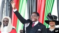 Le président nouvellement élu du Malawi, Lazarus Chakwera, salue ses partisans après avoir prêté serment à Lilongwe, Malawi, dimanche 28 juin 2020.