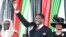 Le président nouvellement élu du Malawi, Lazarus Chakwera, salue ses partisans après avoir prêté serment à Lilongwe, Malawi, dimanche 28 juin 2020.
