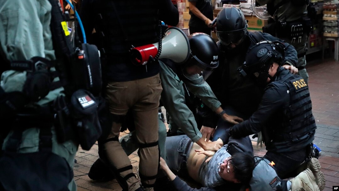 La policía de Hong Kong detiene a un manifestante durante una marcha el miércoles 25 de diciembre de 2019.