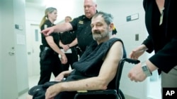 Frazier Glenn Miller compareció en corte en New Century, Kansas, donde fue instruido de cargos.