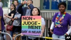 Para aktivis LGBT melakukan aksi unjuk rasa pada parade tahunan LGBT di San Francisco, California (foto: ilustrasi). 