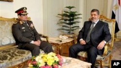 21일 이집트 행정부가 공개한 사진.이집트 카이로에서 압델 파타 알 시시 국방장관(왼쪽)이 무함마드 무르시 대통령과 대화하고 있다.