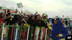 Une policière somalienne devant une foule de partisans de l’opposition lors d’un rassemblement le 22 juin 2010. 