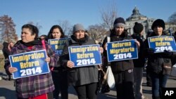 Los hispanos en mayor porcentaje consideran las deportaciones como algo negativo para el país y las familias.