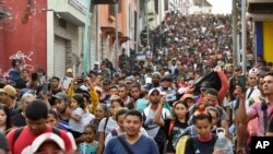 Rombongan migran memulai perjalanan mereka menuju Mexico City dari Tapachula, negara bagian Chiapas, Meksiko, pada 23 April 2023. (Foto: AP/Edgar Hernandez Clemente)