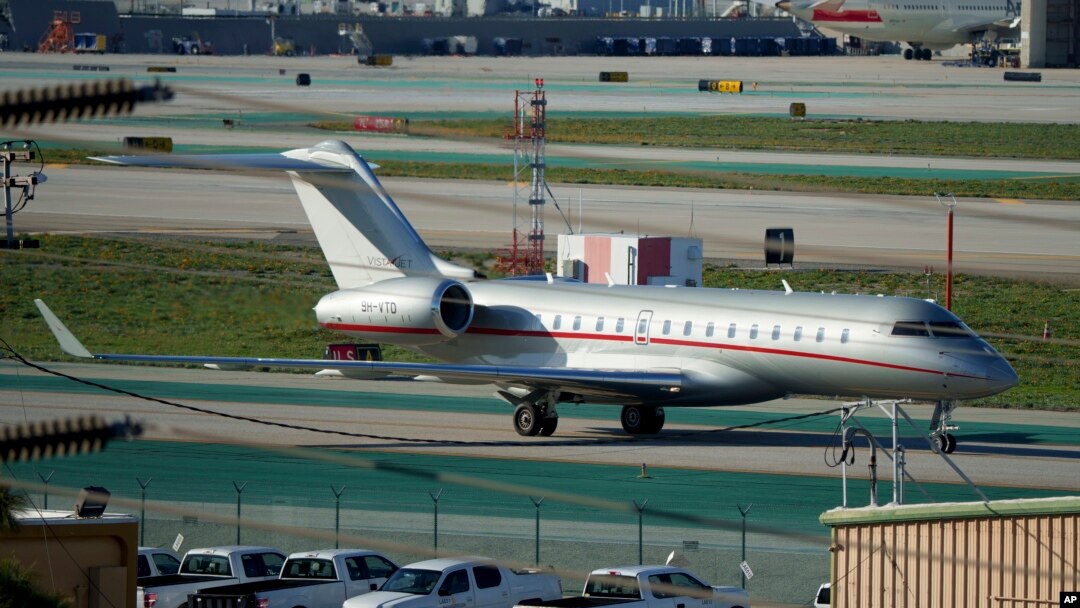 Un avión privado de VistaJet, llamado "The Football Era" y que transportaría a la estrella pop Taylor Swift, aterriza en el Aeropuerto Internacional de Los Ángeles, el sábado 10 de febrero de 2024.