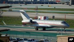 Un avión privado de VistaJet, llamado "The Football Era" y que transportaría a la estrella pop Taylor Swift, aterriza en el Aeropuerto Internacional de Los Ángeles, el sábado 10 de febrero de 2024.