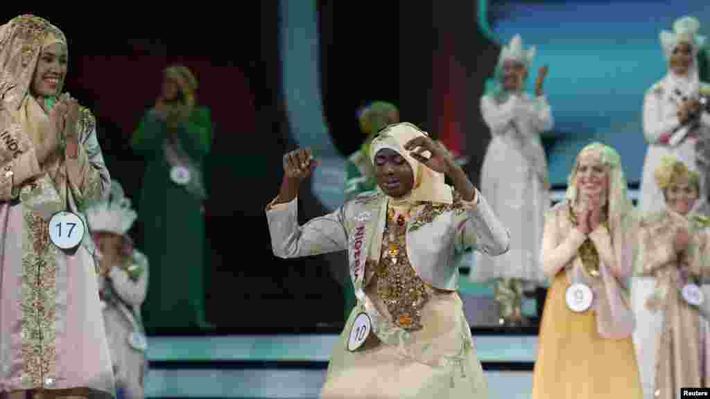 Une attitude de la Nigériane Obabiyi Aishah Ajibola (G) après avoir été élue Miss Muslimah 2013 lors de la troisième édition du Prix mondial Muslimah à Jakarta 18 Septembre 2013. Image d'archive.