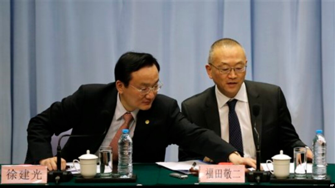 2013年4月22日，上海市卫生局官员徐建光（左）和世界卫生组织官员福田敬二出席在上海举行的记者会。