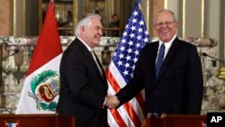 El secretario de Estado de EE.UU. Rex Tillerson (izquierda) se reunió con el presidente de Perú, Pedro Pablo Kuczynski en Lima, Perú, el martes, 6 de febrero de 2018.