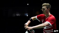 Pebulu tangkis Denmark, Viktor Axelsen, dalam pertandingan melawan Sabri Medel dari Aljazair di nomor tunggal putra Piala Thomas, di Bangkok, 21 Mei 2018.