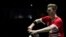 Viktor Axelsen dari Denmark melakukan servis melawan Youcef Sabri Medel dari Aljazair dalam pertandingan tunggal putra di turnamen bulu tangkis Piala Thomas dan Uber di Bangkok. (Foto: AFP)