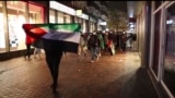 Pendukung pro-Palestina berbaris dengan membawa bendera Palestina di dekat stadion Ajax di Amsterdam, Belanda, 7 November 2024.