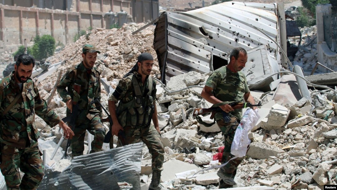 Pasukan pemerintah Suriah berjalan di antara reruntuhan bangunan di bagian selatan kota Aleppo (foto; dok).