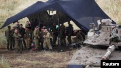 Des soldats israéliens près de la frontière syrienne, dans la partie du Golan occupée par Israel, le 9 mai 2018. 