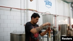 Itai Gutman, owner of Herzl Brewery which produced a craft beer from wheat that Tel Aviv University geneticists identified as the strain used for beer in the Holy Land two millennia ago, works at the brewery in Jerusalem, April 18, 2016.