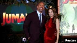 Pemeran film Jumanji, Dwayne Johnson dan Lauren Hashian berpose dalam penayangan perdana "Jumanji: Welcome to the Jungle" di Los Angeles, California, U.S., 11 Desember 2017. 