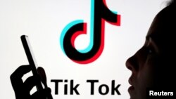 Pengadilan Kairo membatalkan putusan pembebasan dua perempuan muda yang dipenjarakan tahun lalu karena memposting video “tidak senonoh'' di aplikasi video media sosial TikTok. (Foto: ilustrasi).