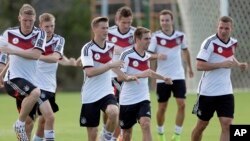 La escuadra germana espera que al juez de la semifinal con Brasil no le tiemble la mano con los dueños de casa.