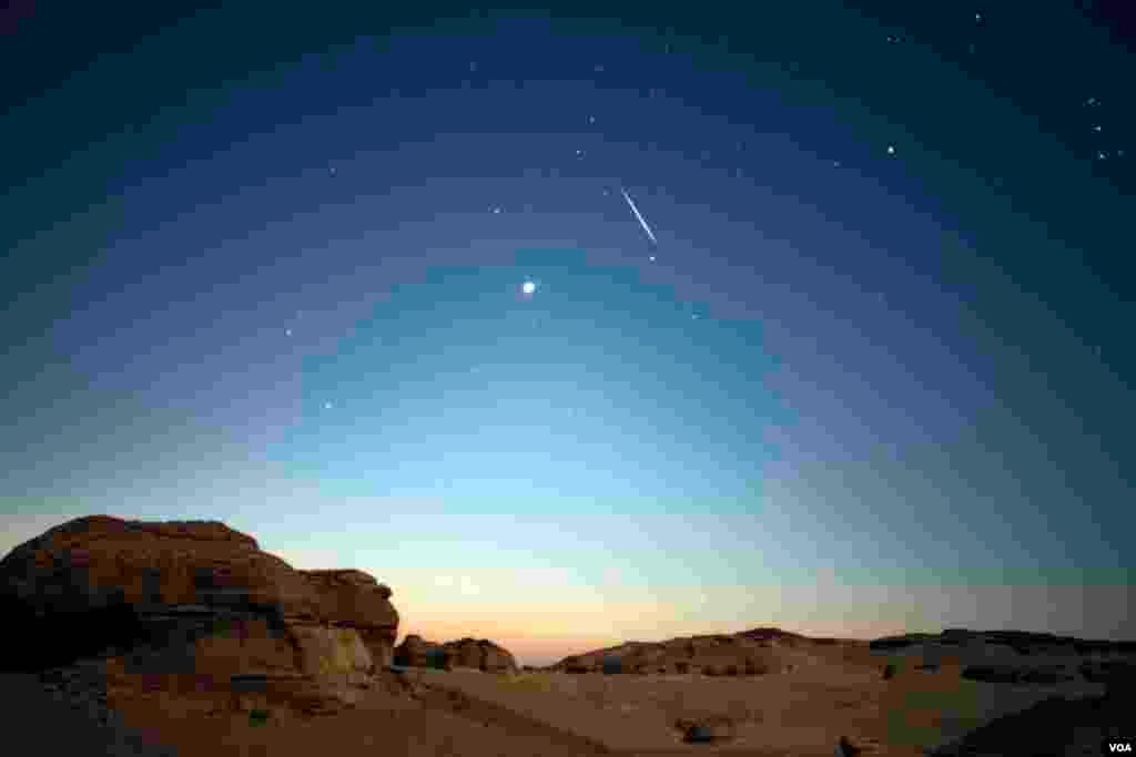 A meteor is seen in the sky during the Perseid Meteor Shower in the Valley of Whales, in Fayoum, Egypt, Aug. 12, 2017. (H. Elrasam/VOA)