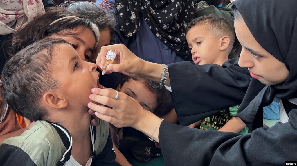 A Palestinian child is vaccinated against polio, amid the Israel-Hamas conflict, in Deir Al-Balah in the central Gaza Strip, September 1, 2024. (REUTERS/Hussam Al-Masri)