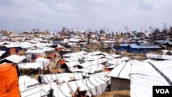 Part of Balukhali Rohingya Refugee camp, Cox's Bazar, Bangladesh, as it looks now, two weeks after a devastating fire ravaged the area. With the support of aid agencies and others, the refugees have rebuilt most of the shanties. (Nur Islam/VOA)