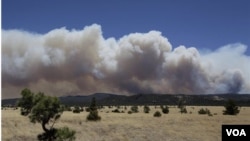 Los bomberos continúan construyendo cortafuegos, para evitar que el fuego siga avanzando en Arizona.