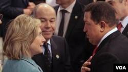 El saludo de la secretaria de Estado, Hillary Clinton, con Chávez, observado por el presidente chileno, Sebastian Piñera, fue criticado por la oposición republicana.