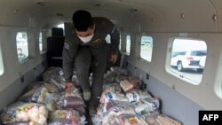 Miembros de la Fuerza Aérea de Honduras cargan provisiones en aviones, para ser llevados a residentes del municipio de Puerto Lempira, departamento de Gracias a Dios, en preparación a la llegada del huracán Eta. Tegucigalpa, 2 de noviembre de 2020.