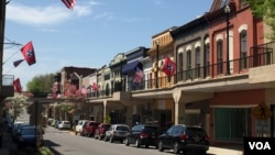 Downtown Morristown, Tennessee is home to restaurants, antique stores, and tea shops. Residents take pride in the historic buildings and unusual second-story sidewalks. (Photo: Marissa Melton / VOA)