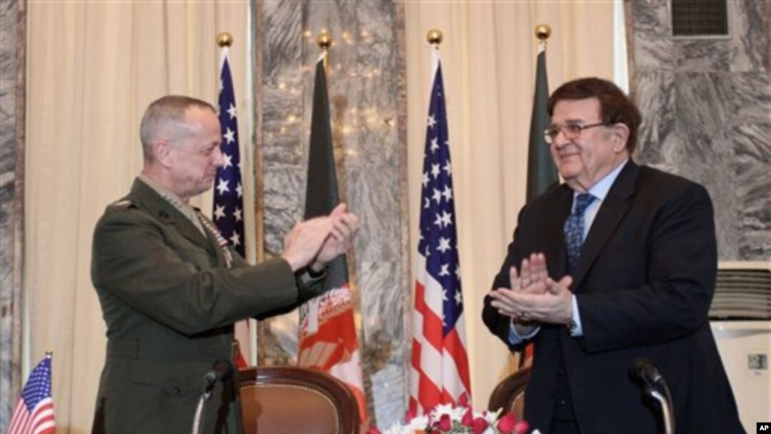 Komandan Tertinggi AS dan NATO untuk Afghanistan, Jendral John Allen (kiri) dan Menteri Pertahanan Afghanistan Jendral Abdul Rahim Wardak seusai penandatanganan kesepakatan operasi khusus di Kabul, Afghanistan (8/4).