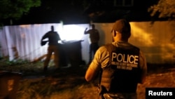 Petugas kepolisian memeriksa rumah tersangka percobaan pembunuhan terhadap Trump di Greensboro, North Carolina, pada 15 September 2024. (Foto: Reuters/Jonathan Drake)