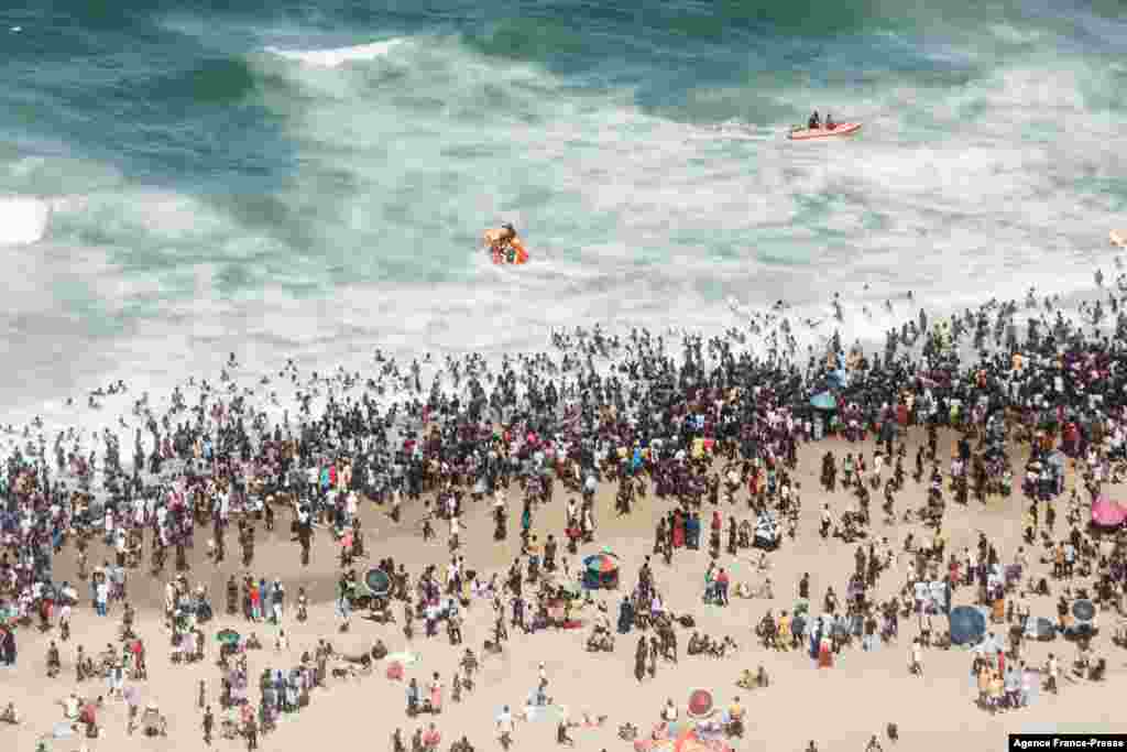 Foto udara menunjukkan puluhan ribu orang bersuka ria merayakan Tahun Baru dengan berkumpul di Pantai Dermaga Utara di kota Durban, Afrika Selatan setelah pemerintah mencabut pembatasan COVID-19 dengan pemberlakuan jam malam. (Foto: AFP)