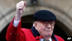 El exlíder del partido de extrema derecha Frente Nacional, Jean-Marie Le Pen, aprieta el puño ante la estatua de Juana de Arco, el lunes 1 de mayo de 2017, en París. (Foto AP/Kamil Zihnioglu, Archivo)