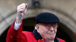 FILE - Mantan pemimpin partai sayap kanan Front Nasional Jean-Marie Le Pen mengepalkan tinjunya di depan patung Joan of Arc, Senin 1 Mei 2017, di Paris. (Kamil Zihnioglu, Arsip/AP)