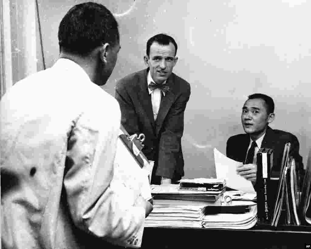 老照片回顾：美国之音中文广播70年