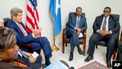 Menteri Luar Negeri AS John Kerry, kiri, bertemu dengan Presiden Hassan Sheikh Mohammed, kedua dari kana, dan Perdana Menteri Omar Abdirashid Ali Sharmarke, kanan, di bandara di Mogadishu, Somalia, 5 Mei 2015.