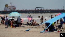 Grupos de visitantes en las playas de Port Aransas, Texas, antes de la llegada del huracán Beryl, el 6 de julio de 2024. La ciudad emitió una orden de evacuación para todos los visitantes a partir del domingo 7 de julio al mediodía.