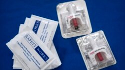 Kemasan obat Narcan, versi merek obat Naloxone untuk membalikkan overdosis opioid, diletakkan di atas meja di Gedung Humphrey, Washington, D.C., 8 September 2023. (AP/Mark Schiefelbein)