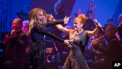 Las actriz Sarah Jessica Parker, izq. junto a la actriz y cantante, Andrea McArdle compartieron su arte en el espectáculo a beneficio de la campaña de Clinton. 