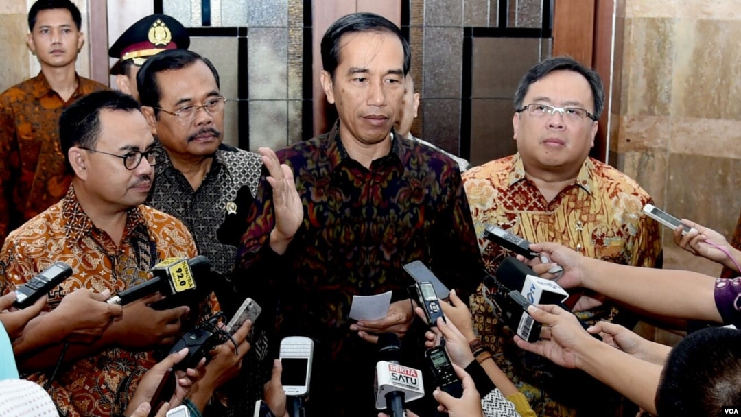 Presiden Joko Widodo di kantor Kementerian ESDM Jakarta, menjelaskan soal PSSI kepada wartawan Senin, 29/2 (VOA/Andylala).