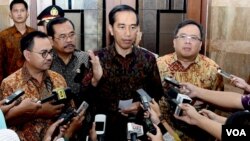 Presiden Joko Widodo di kantor Kementerian ESDM Jakarta, menjelaskan soal PSSI kepada wartawan Senin, 29/2 (VOA/Andylala).