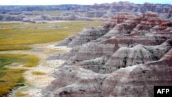 Badlands, pejsazh kodrash të rrumbullakta dhe lëndinash me bar