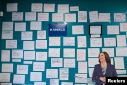 Potongan kertas calon presiden dari Partai Demokrat dan Wakil Presiden AS Kamala Harris dipajang di markas besar kampanye Erie County Harris di Erie, Pennsylvania, AS, 25 September 2024. (Foto: Hannah Beier/Reuters)