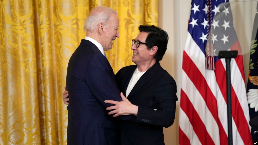  Diễn viên Ke Huy Quan ôm Tổng thống Joe Biden sau khi ông giới thiệu Biden phát biểu trước buổi chiếu phim "American Born Chinese" tại Nhà Trắng nhân dịp Tháng Di sản của người Mỹ gốc Á và Thái Bình Dương, vào ngày 8/5/2023.