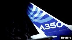 Le logo de l'airbus A350 à Colomiers, près de Toulouse, le 24 novembre 2016.