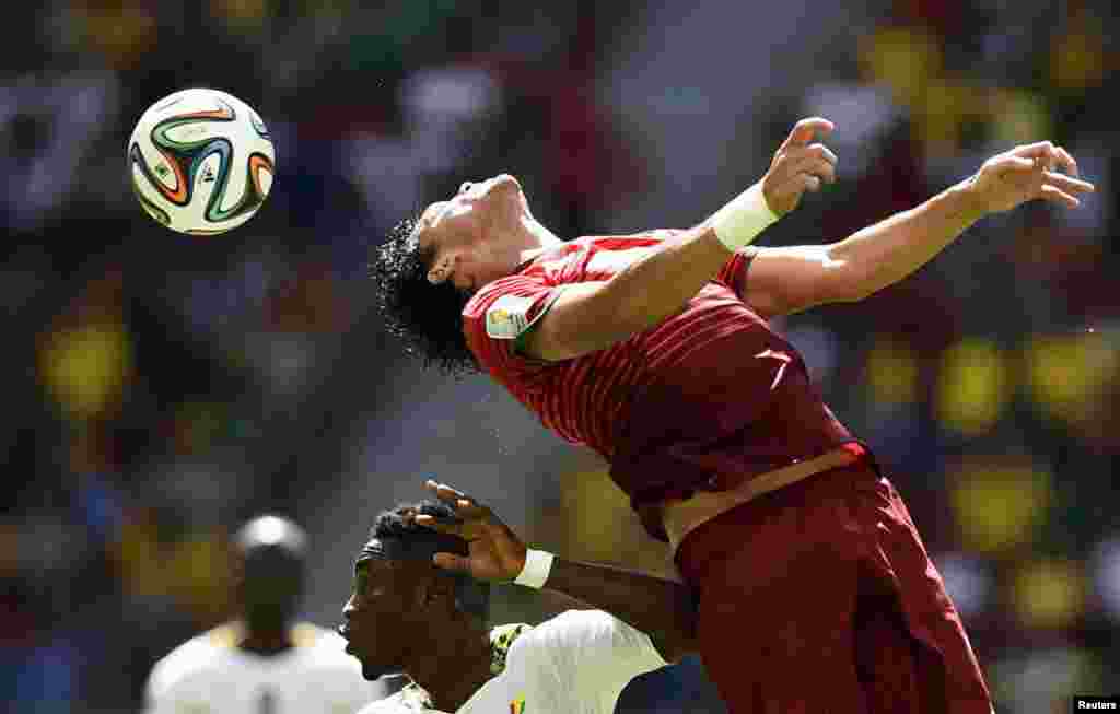 پرتگال کے پیپی جمپ لگا کرفٹبال کو کھیلتے ہوئے