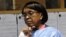 La directrice de l'OMS pour la région Afrique, Dr Matshidiso Moeti, lors d'une visite à Zuma Town, dans la banlieue de Monrovia, au Liberia, le 22 avril 2015. (Photo Zoom Dosso/AFP)