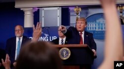 Predsjednik Donald Trump odgovara na pitanja novinara na konferenciji za novinare u Beloj kući